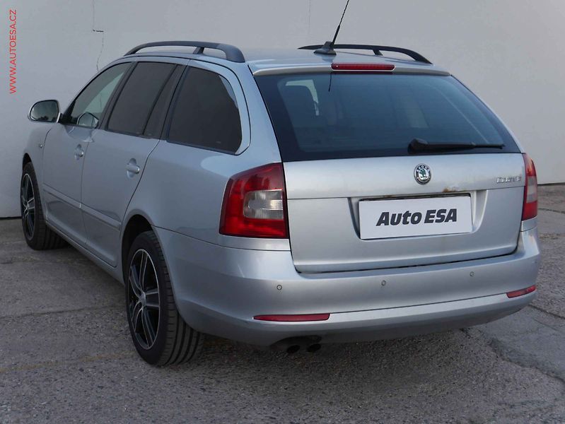 Škoda Octavia (2010) 2.0TDi 4x4, Navi, xenon - fotka 4 z 21