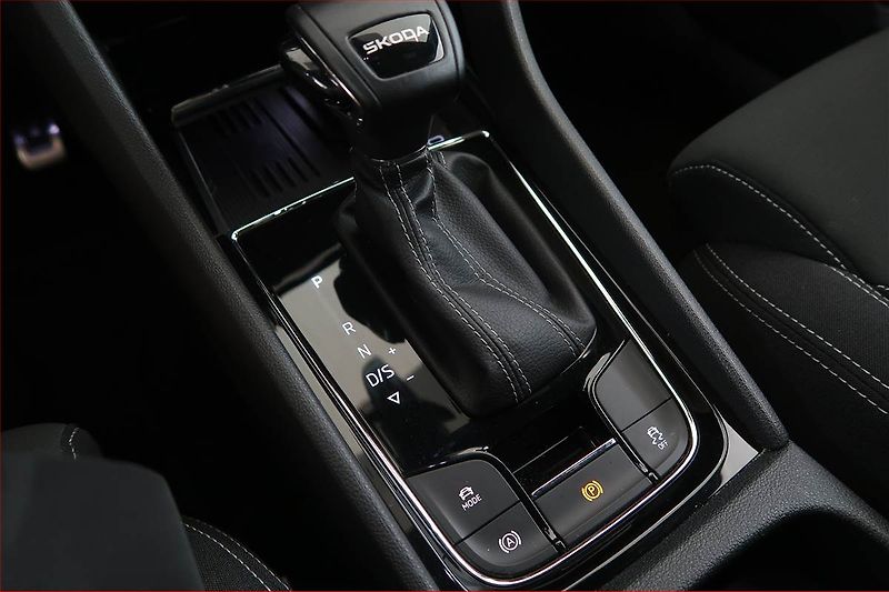 Škoda Karoq (2024) Sportline 1.5 TSI - fotka 13 z 19