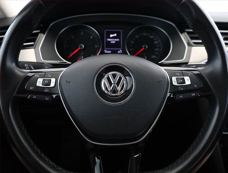 Volkswagen Passat (2018) Highline 2.0 TDI, Kůže - fotka 8 z 16