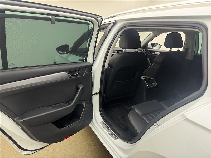 Škoda Superb 2,0 DSG 4X4 ACC CANTON STYLE+ - fotka 41 z 49