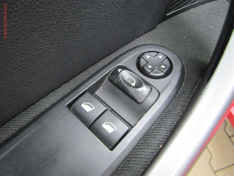 Peugeot 308 (2012) 1.4i 16V, ČR, AC - fotka 13 z 15