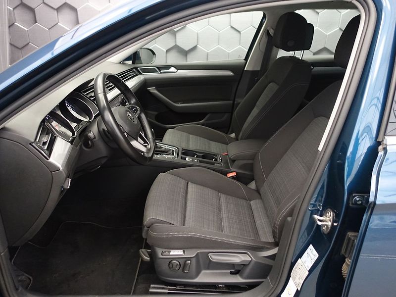 Volkswagen Passat 2.0 TDi LED SVĚTLA, ACC, DSG - fotka 24 z 38