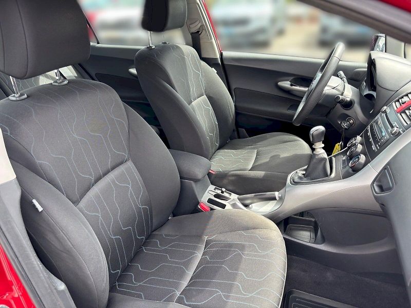 Toyota Auris (2010) - fotka 19 z 24