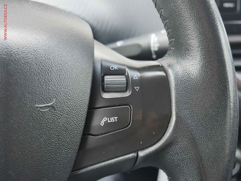 Peugeot 2008 (2015) 1.2 PT, AC, navi - fotka 14 z 15