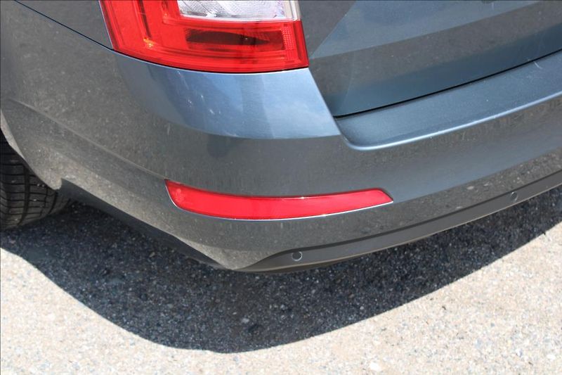 Škoda Octavia 2,0 TDi  AMBITION, DIG. KLIMA - fotka 23 z 23
