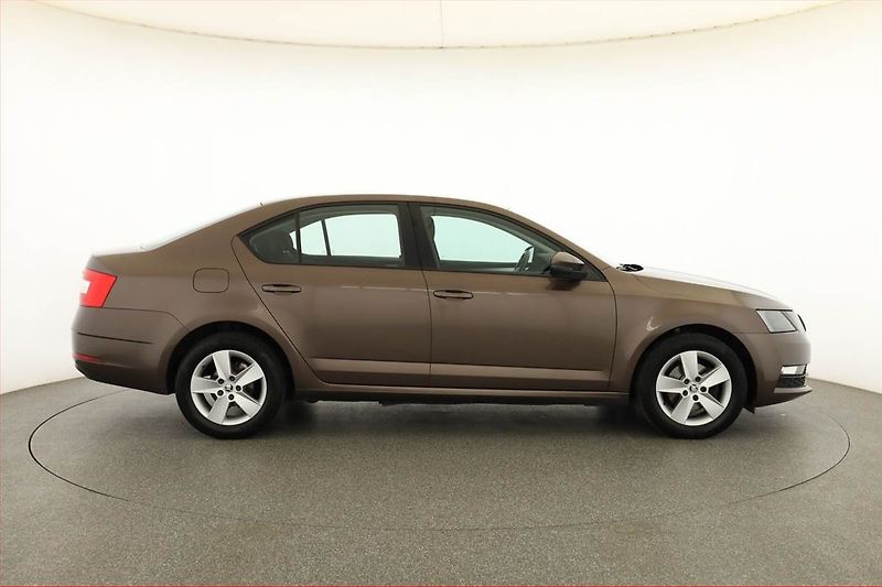 Škoda Octavia (2019) Ambition 1.0 TSI, Serv.kniha - fotka 6 z 17
