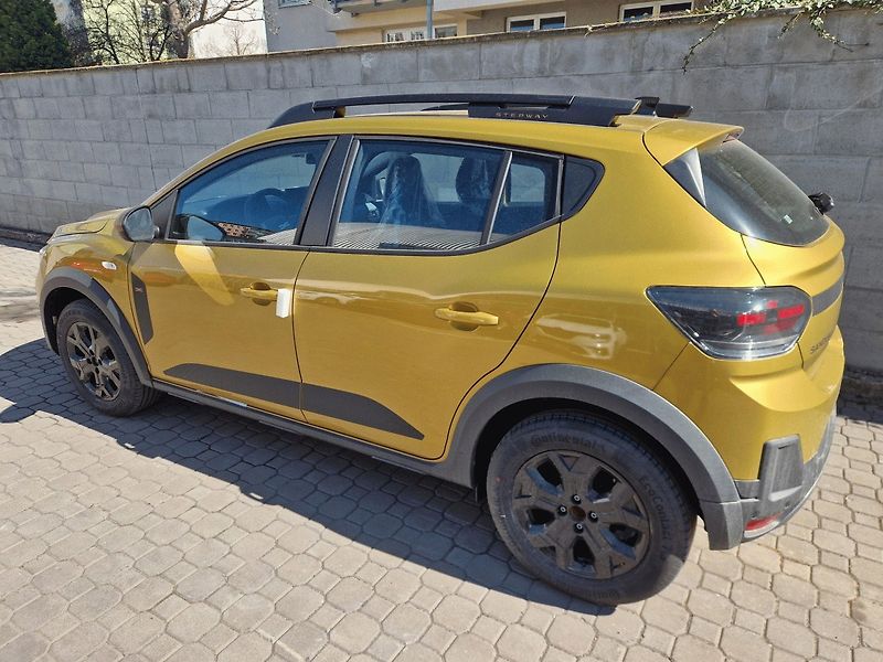 Dacia Sandero (2026) Stepway Extreme TCe 110 - fotka 2 z 3