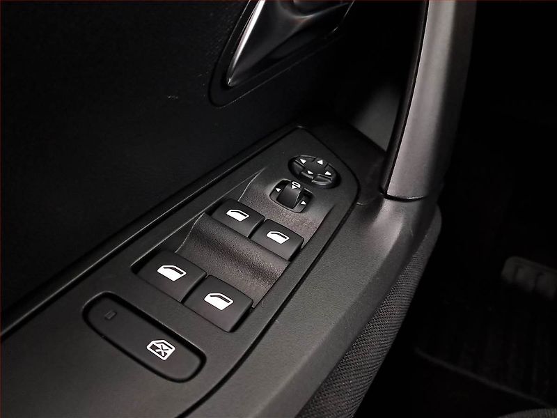 Peugeot 2008 (2023) 1.2 PureTech, ČR,1.maj - fotka 16 z 17