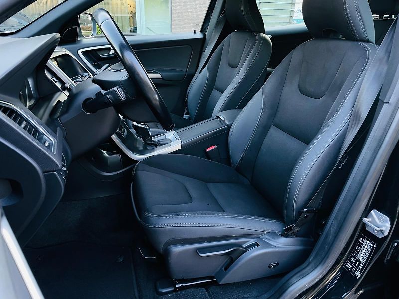 Volvo XC60 2.0D 5VÁLEC AUT TAŽNÉ VÝHŘEV - fotka 35 z 50