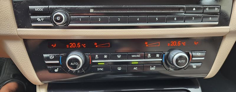 BMW Řada 5 (2015) 530XD*LED*PLNÝ*SERVIS*COMBI* - fotka 40 z 50