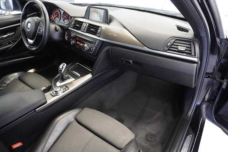 BMW Řada 3 3,0 XDRIVE AUT. - fotka 27 z 28
