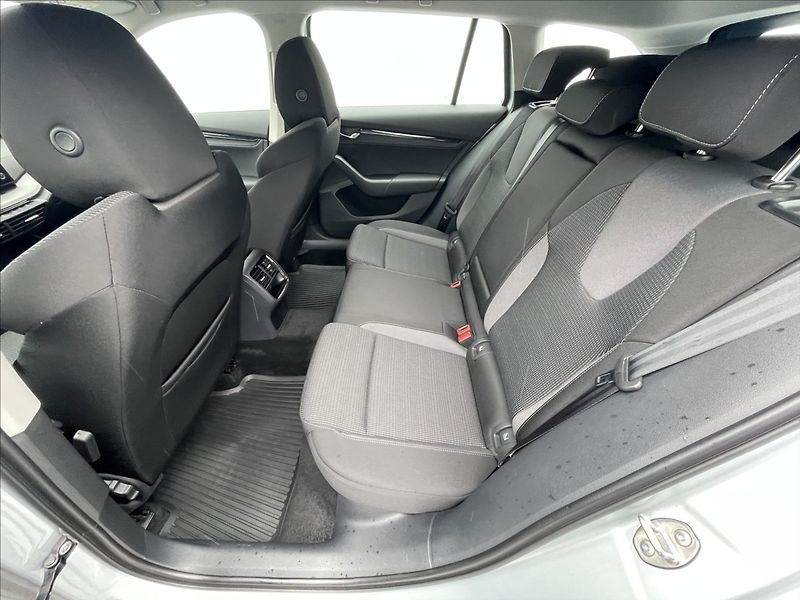 Škoda Octavia 2,0 TDI Combi Ambition Plus - fotka 16 z 23