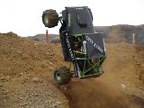 Jedna z posádek závodu Formula Off-road při krkolomném skoku.