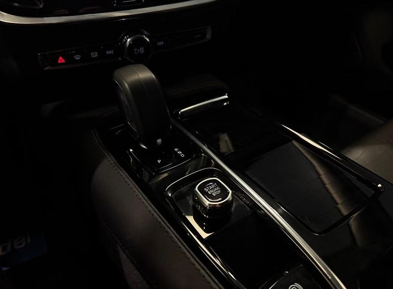 Volvo S60 Recharge T8 AWD 360k BLIS Kůže - fotka 15 z 26