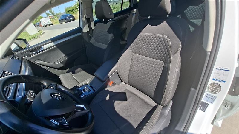 Škoda Superb 1,6 TDi 88 Kw Style DSG DPH - fotka 10 z 32