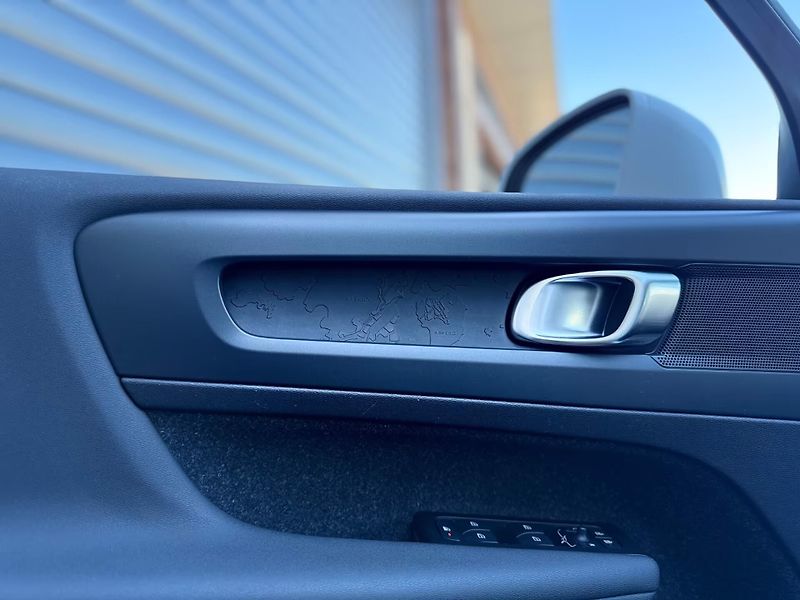 Volvo XC40 T2 Momentum Core LED Kam Asist - fotka 16 z 24