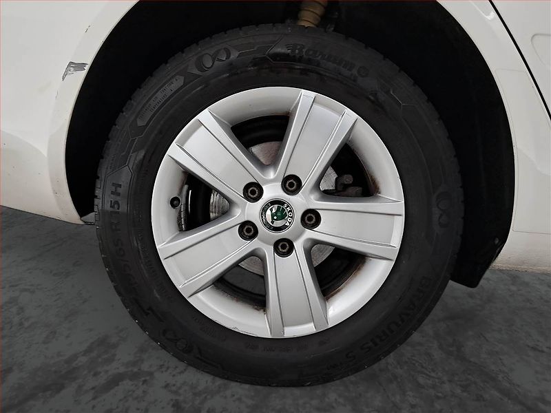 Škoda Octavia (2012) 1.6 TDI, po STK, jezdí výborně - fotka 14 z 14