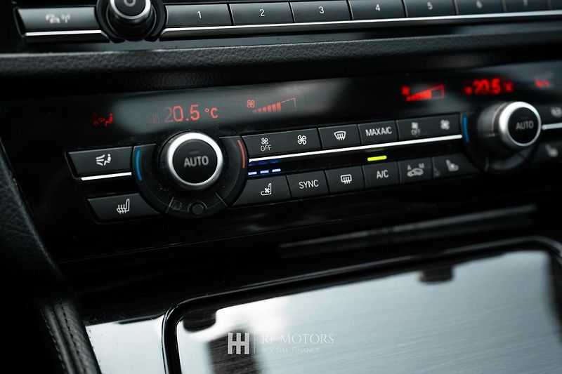 BMW Řada 5 (2013) M550d xDrive 280kW Touring - fotka 46 z 51