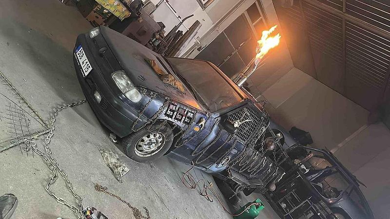 Vůz je podsvícený a šlehá plameny.