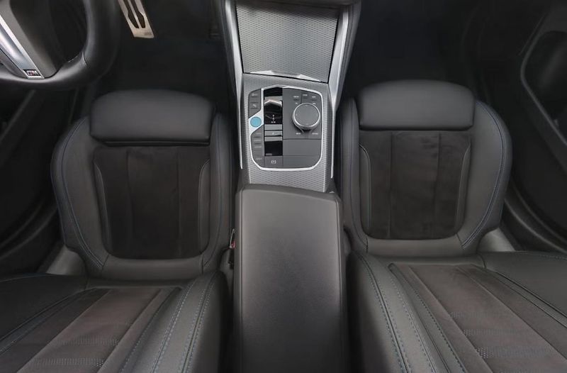 BMW i4 eDrive40 GC Tažné Ambient Kam - fotka 16 z 28