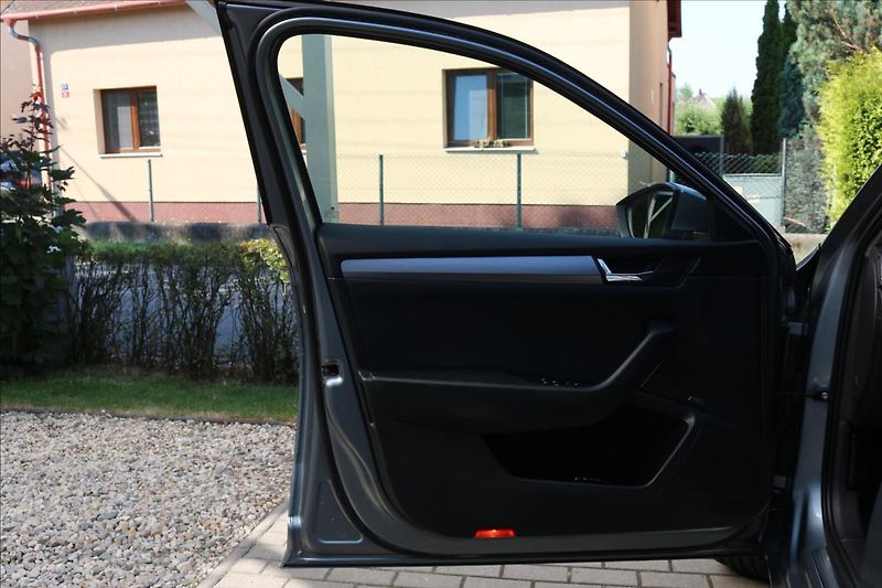 Škoda Superb 2,0 TDi, DSG , 4x4 - fotka 10 z 52