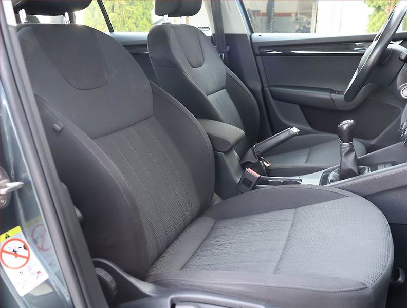 Škoda Octavia (2019) 1.6 TDI, Navi, Tempomat - fotka 9 z 16