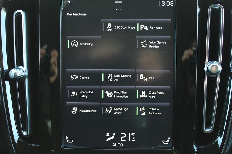 Volvo XC40 2,0 T4  1MAJ,4x4,MOMENTUM PRO - fotka 13 z 35