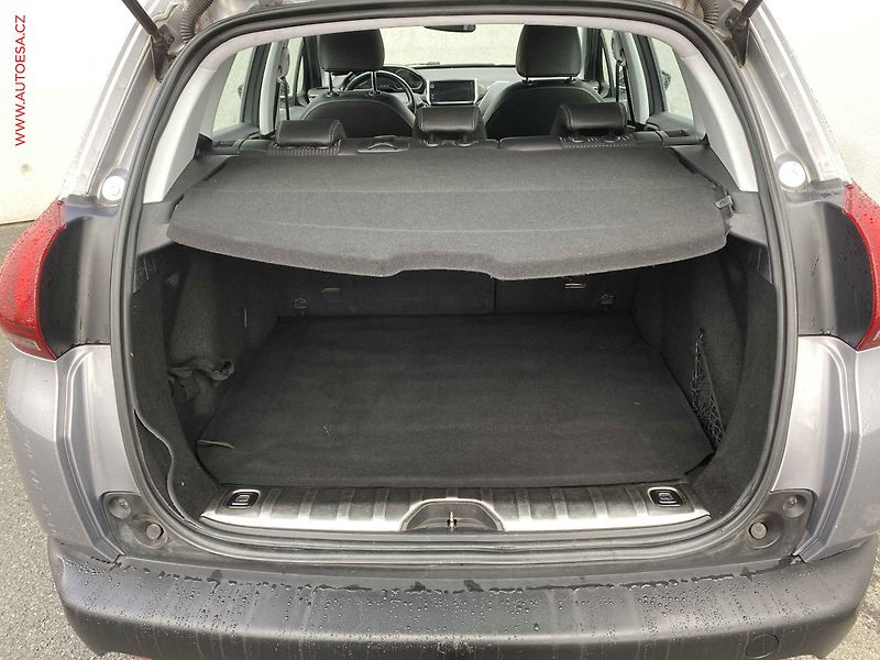 Peugeot 2008 (2017) 1.2 PT, Allure, navi, kamera - fotka 7 z 17