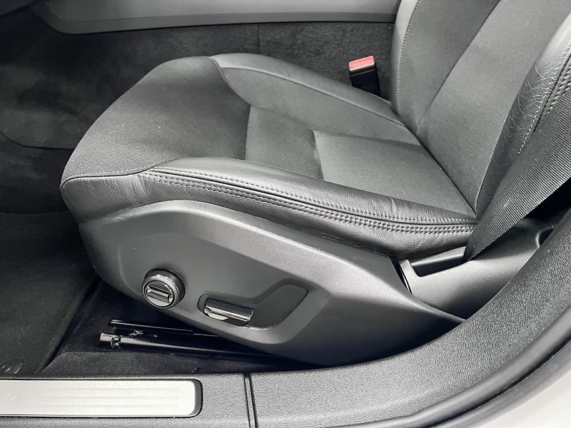 Volvo V60 2.0 T4 140 kW, Automat, 2020 - fotka 13 z 38