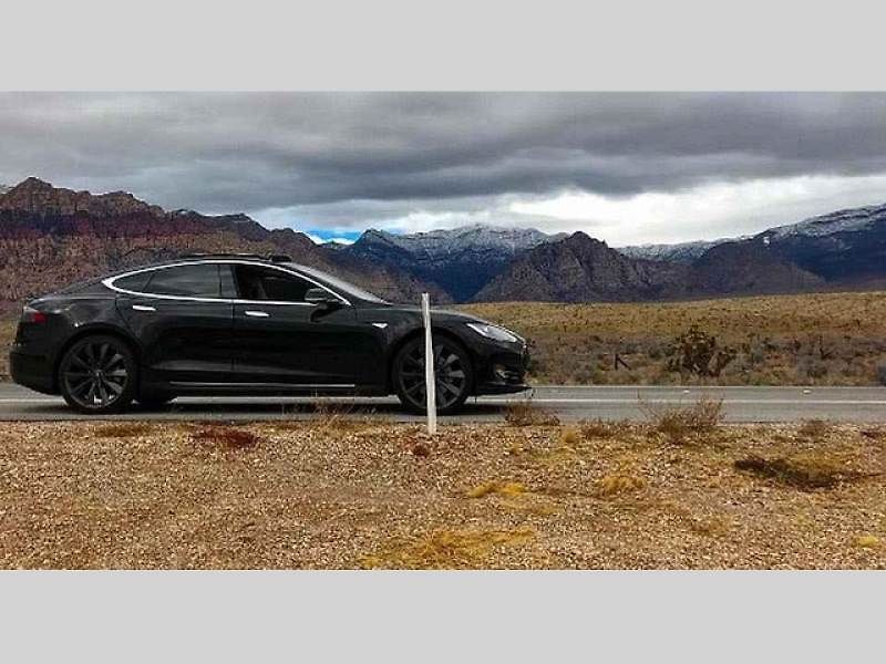 Prodej elektromobilů Tesla na e-shopu Alza.cz.