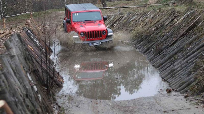 Ve standardním provedení umí nový Wrangler projet až 76 cm hluboký brod. Jednoduchým zvýšením sání z něj ale uděláte ponorku.