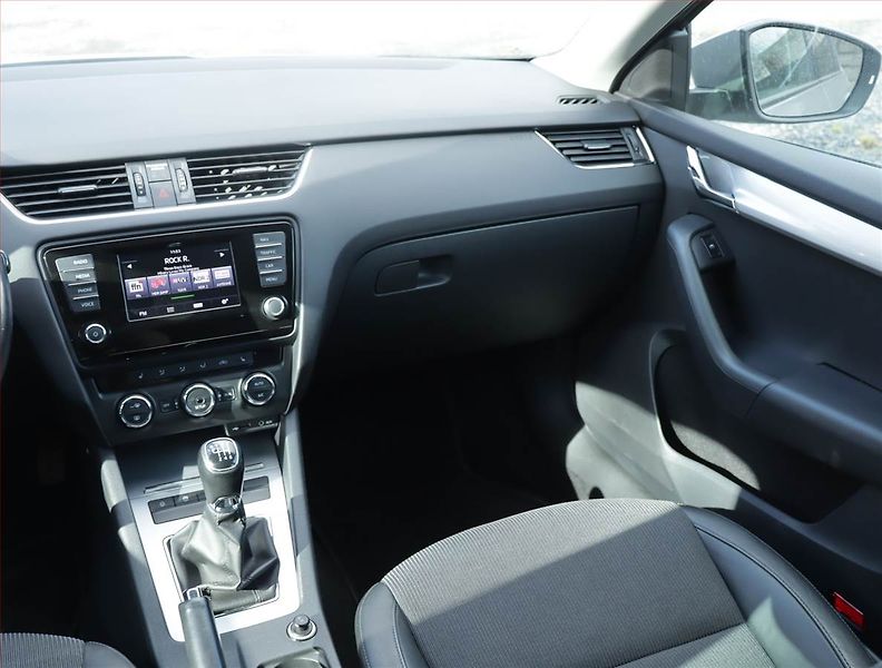 Škoda Octavia (2013) Elegance 1.4 TSI, Kůže, Navi - fotka 8 z 17