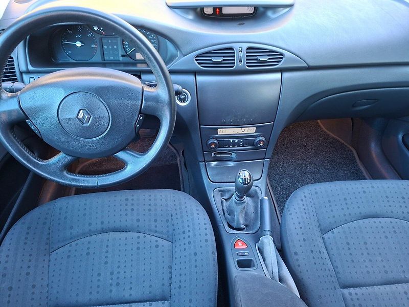 Renault Laguna (2004) 1.9dCi 79kW - fotka 11 z 28