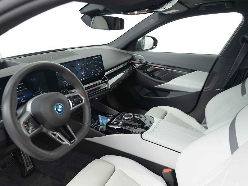 BMW Řada 5 550e xDrive - fotka 20 z 23
