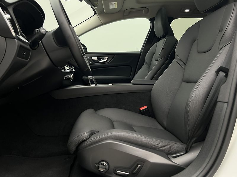 Volvo V60 B4 DARK PLUS AUT - fotka 3 z 46