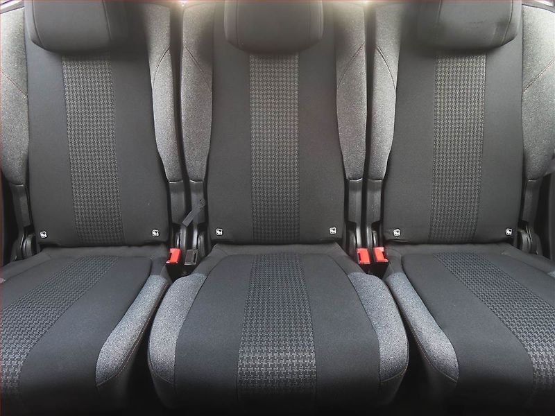 Peugeot 5008 (2021) PureTech 130, Automat, 7 míst - fotka 10 z 19
