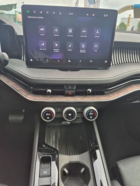 Škoda Superb Combi 2,0 TDI DSG 4x4 142 kW L - fotka 25 z 41