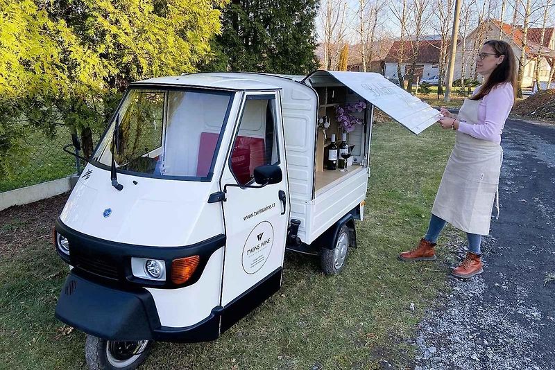 Lucie Holma a její pojízdný vinný bar, Horní Domaslavice, březen 2025