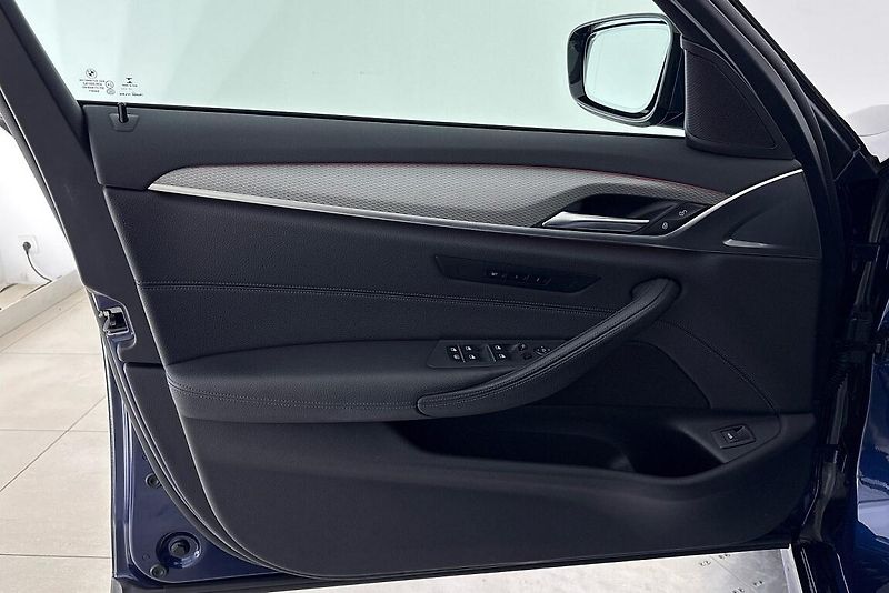 BMW Řada 5 530d xDrive - fotka 15 z 25
