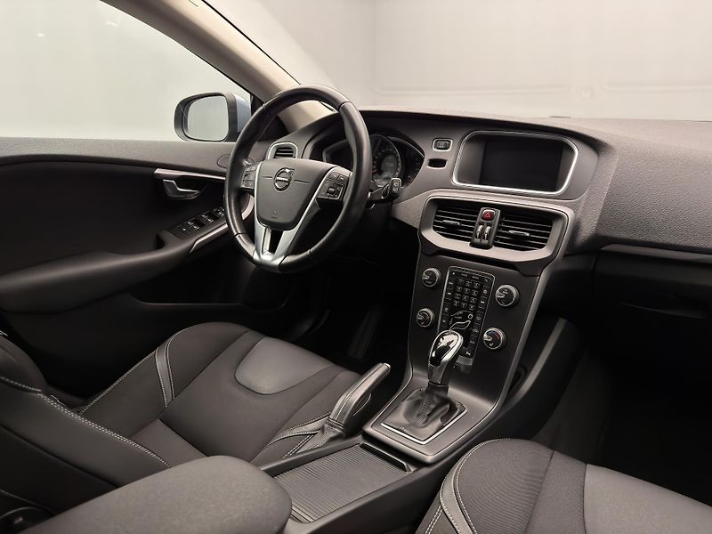 Volvo V40 T2 MOMENTUM AUT  - fotka 21 z 41