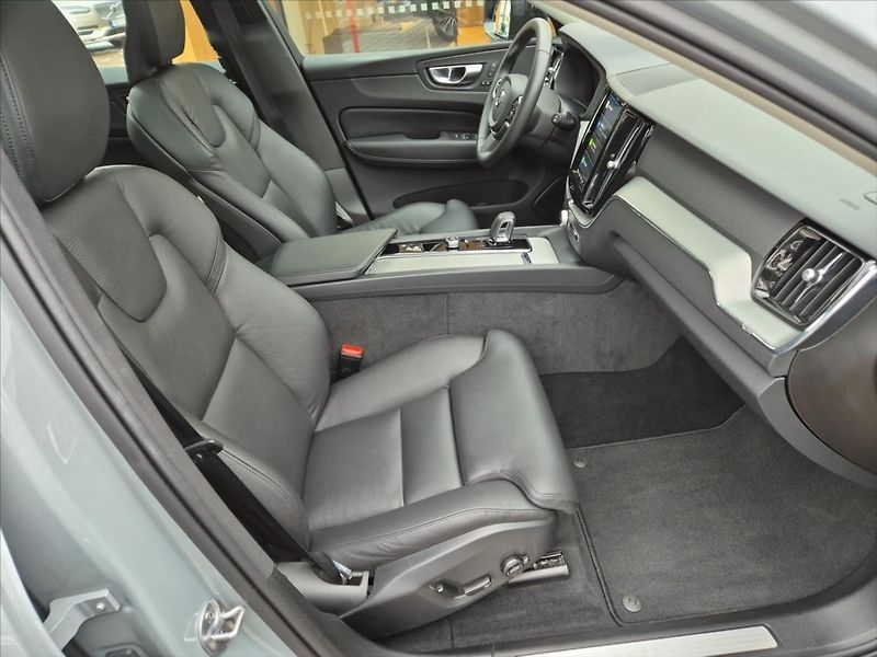 Volvo XC60 2,0 B4 AWD diesel Plus Dark Au - fotka 13 z 19