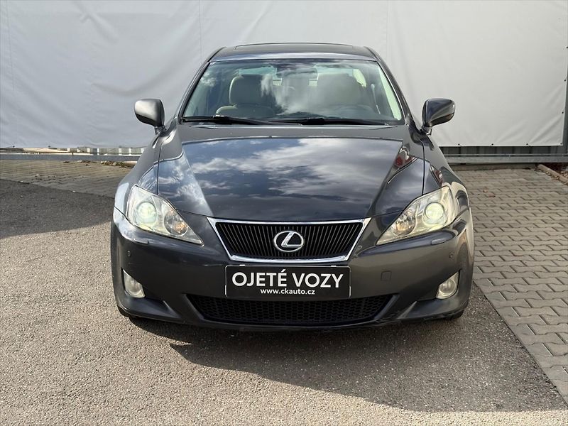 Lexus IS 220d 2,2 - fotka 2 z 20