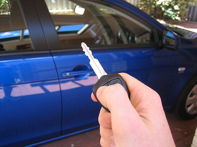 Klasické centrální zamykání ovládané tlačítkem není totéž co pasivní bezklíčový přístup, který auto odemkne po přiblížení klíče., zdroj: James086, Wikimedia Commons, licence CC BY-SA 4.0.