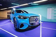 Mercedes-Benz letos odstartoval novou éru jako globální partner ženského tenisu (WTA). Své ambice v tomto sportu nyní potvrzuje i v České republice, kde v rámci ostravského turnaje představuje dvě klíčové novinky: novou generaci modelů GLB a GLC.