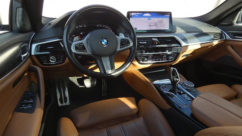 BMW Řada 5 M 550i xDrive - fotka 5 z 25