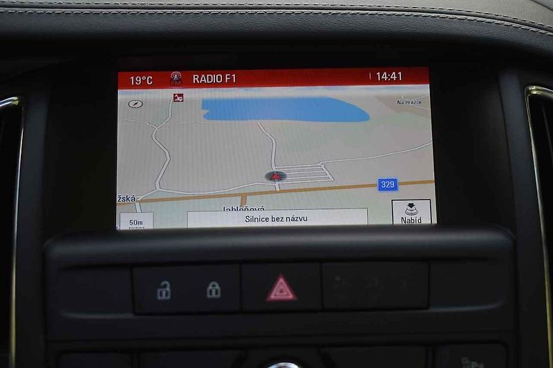 Opel Cascada se hodí třeba na výjižďky k vodě.
