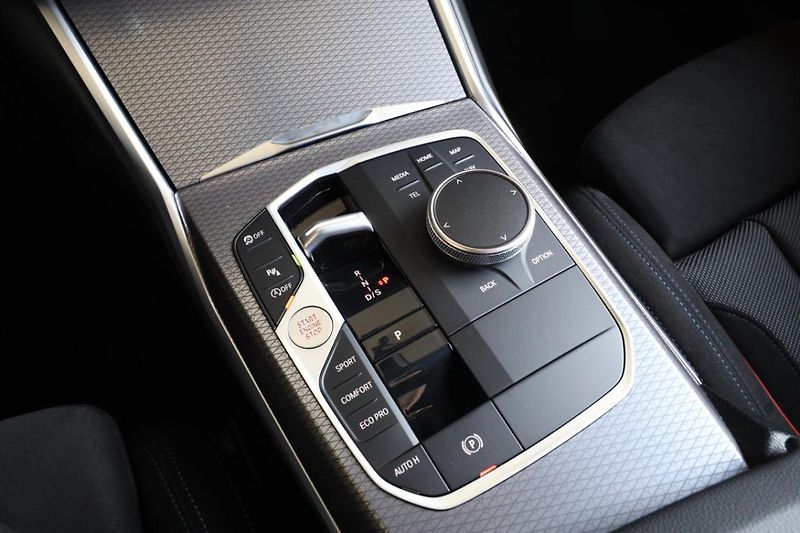 BMW Řada 3 330i xDrive Touring - fotka 10 z 21
