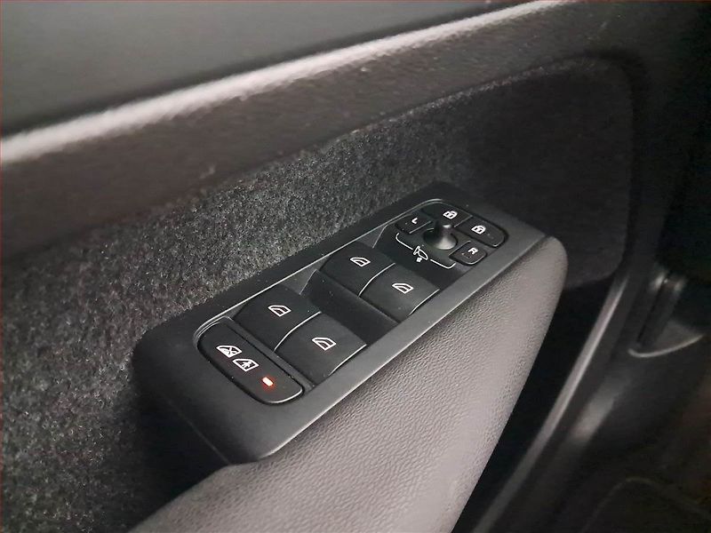 Volvo XC40 (2022) Plus B3 - fotka 20 z 22