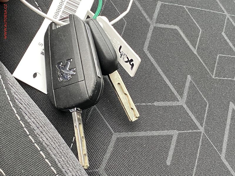 Peugeot 2008 (2017) 1.2 PT, ČR, Active, AT - fotka 20 z 20