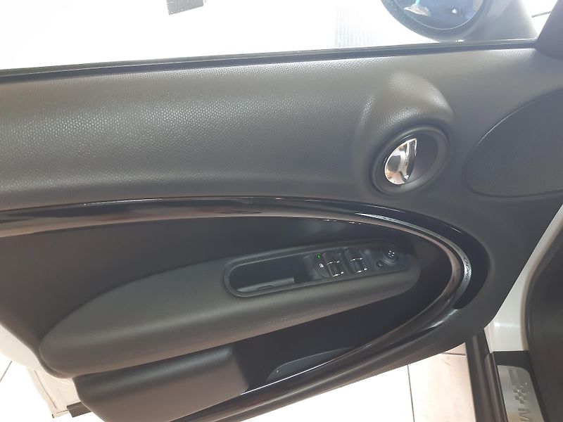 Mini Countryman 2.0 D S COOPER 4x4  - fotka 17 z 23